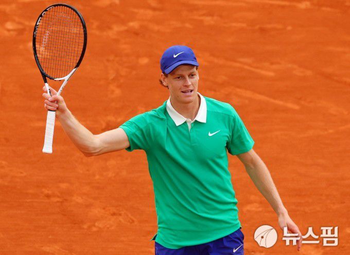 [파리 로이터 =뉴스핌] 남정훈 기자 = 신네르가 지난 4일 프랑스오픈 남자 단식 8강전에서 부블릭을 물리치고 팬들에게 인사하고 있다. 2025.6.4