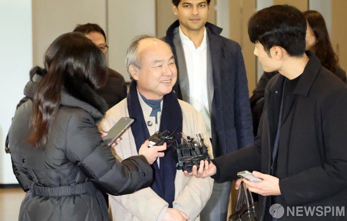 손정의 소프트뱅크그룹 회장이 지난 2월 4일 서울 삼성전자 서초사옥에서 열린 이재용 삼성전자 회장, 샘 올트먼 오픈AI CEO와의 3자 회동을 마치고 취재진 질문에 답변하고 있다. [사진=뉴스핌DB]