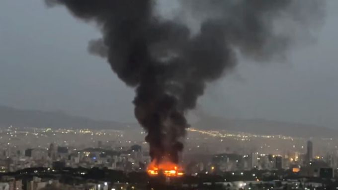 현지시간 17일 이스라엘의 공습 후 이란 수도 테헤란 상공에 검은 연기가 피어오르고 있다. [사진=로이터 뉴스핌]