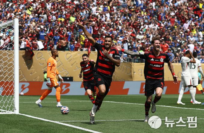 [필라델피아 로이터=뉴스핌] 장환수 스포츠전문기자= 플라멩구 다닐루가 21일 클럽월드컵 첼시와 D조 2차전에서 1-1로 맞선 후반 20분 역전 결승골을 터뜨린 뒤 환호하고 있다. 2025.06.21 zangpabo@newspim.com