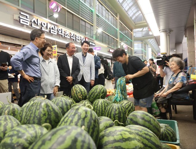 21일 오후 오산 오색시장에서 열린 경기 살리기 통큰세일행사에서 김동연 경기도지사가 오색시장 방문(상인 격려 및 장보기)을 하고 있다. [사진=경기도]