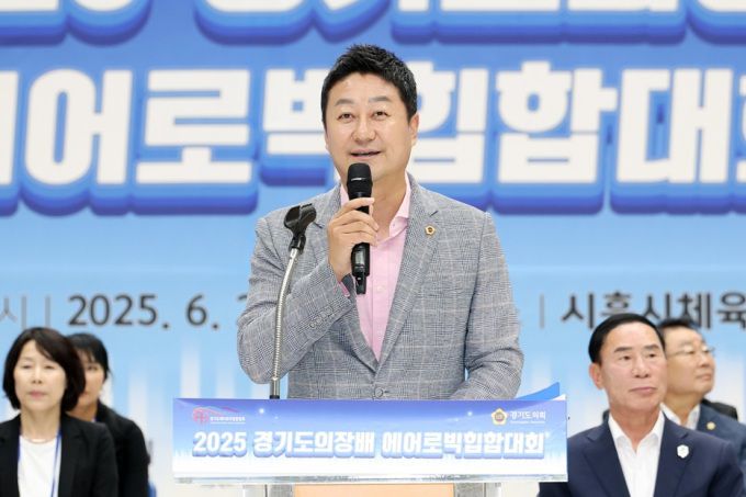 김진경 경기도의회 의장(더민주, 시흥3)은 21일 시흥시체육관에서 열린 '2025 경기도의회 의장배 에어로빅힙합대회'에 참석해 참가선수들 및 관계자들을 응원하고 격려했다. [사진=경기도의회]
