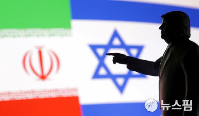 이란, 이스라엘 국기를 배경으로 서있는 도널드 트럼프 미국 대통령 모형 일러스트. [사진=로이터 뉴스핌]