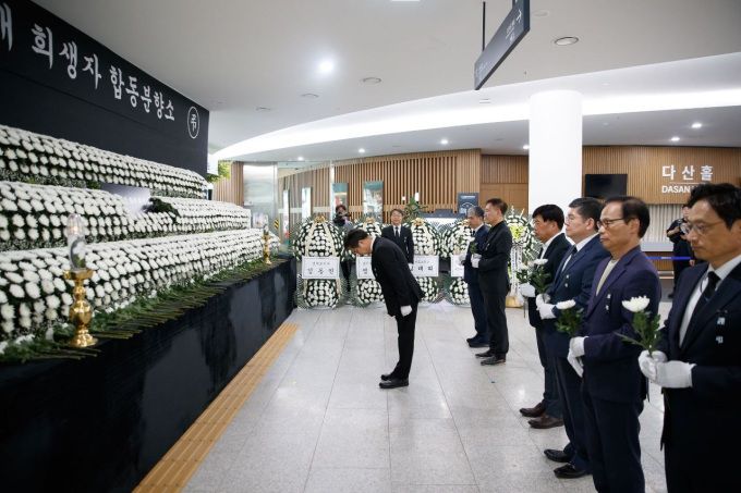 경기도가 화성 전지공장 화재사고 1주기를 맞아, 참사의 전말과 원인, 대응 및 정책 전환의 과정을 담은 종합보고서 《눈물까지 통역해 달라 – 경기도 전지공장 화재사고, 그 기록과 과제》를 오는 24일 발간한다. [사진=경기도]