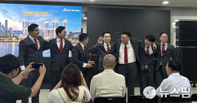 HDC현산 임직원들이 용산정비창 전면1구역 시공자로 선정된 후 조합에 감사 인사를 하고 있다. [서울=뉴스핌] 조수민 기자 =  2025.06.22 blue99@newspim.com