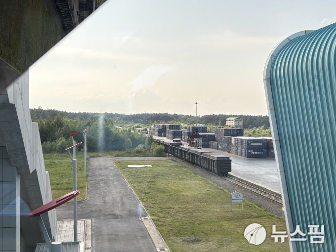 [중국(연길)=뉴스핌] 조민교 기자 = 철도 우선권을 확보한 농심 공장에서 철도가 출발하고 있다. 2025.06.19 whalsry94@newspim.com