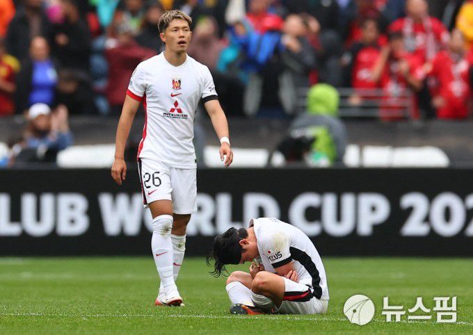 [시애틀 로이터 =뉴스핌] 박상욱 기자 = 우라와 선수들이 22일 FIFA 클럽월드컵 E조 조별리그 2차전에서 패한 뒤 낙심하고 있다. 2025.6.22 psoq1337@newspim.com