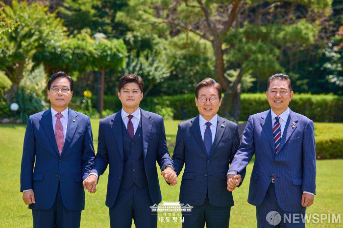 [서울=뉴스핌] 이재명 대통령이 지난 22일 서울 한남동 관저에서 여야 지도부 회동을 열고 있다. 왼쪽부터 송언석 국민의힘 원내대표, 김용태 비상대책위원장, 이 대통령, 김병기 더불어민주당 대표 직무대행 겸 원내대표. [사진=대통령실] 2025.06.23 photo@newspim.com