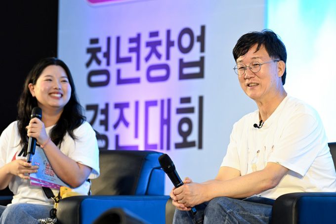 이민근 안산시장(오른쪽)이 21일 '2025 안산청년페어' 에서 청년들과 토크콘서트를 진행하고 있다. [사진=안산시]