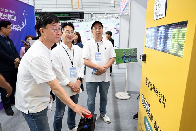 이민근 안산시장(왼쪽 첫번째)이 21일 '2025 안산청년페어'에서 '6.21초를 맞춰라'부스를 방문해 게임을 체험하고 있다. [사진=안산시]