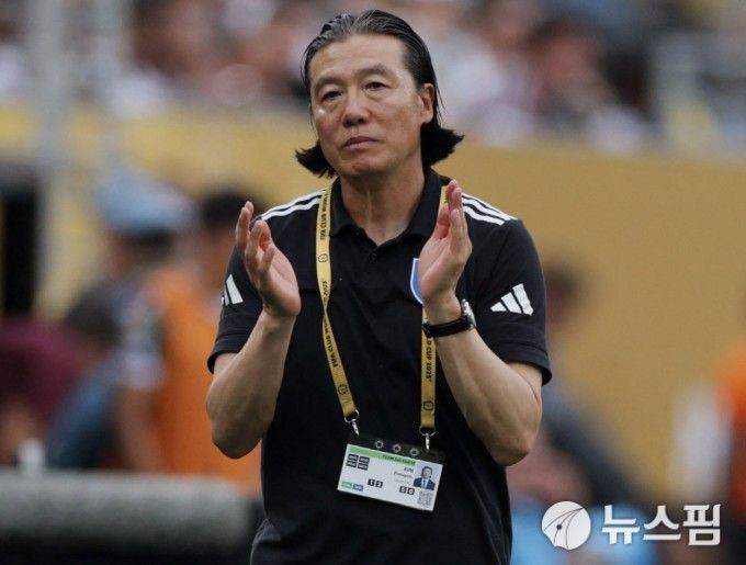 [뉴저지 로이터 =뉴스핌] 박상욱 기자 = 울산 김판곤 감독이 22일 FIFA 클럽월드컵 F조 조별리그 2차전에서 경기를 지켜보고 있다. 2025.6.22 psoq1337@newspim.com