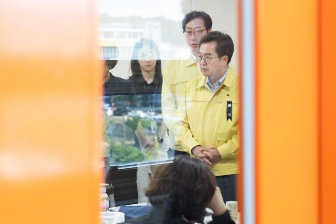 경기도가 화성 전지공장 화재사고 1주기를 맞아, 참사의 전말과 원인, 대응 및 정책 전환의 과정을 담은 종합보고서 《눈물까지 통역해 달라 – 경기도 전지공장 화재사고, 그 기록과 과제》를 오는 24일 발간한다. [사진=경기도]