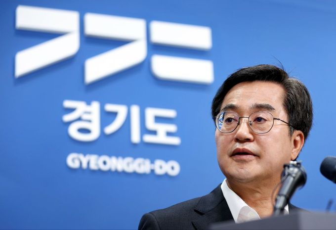 경기도가 화성 전지공장 화재사고 1주기를 맞아, 참사의 전말과 원인, 대응 및 정책 전환의 과정을 담은 종합보고서 《눈물까지 통역해 달라 – 경기도 전지공장 화재사고, 그 기록과 과제》를 오는 24일 발간한다. [사진=경기도]