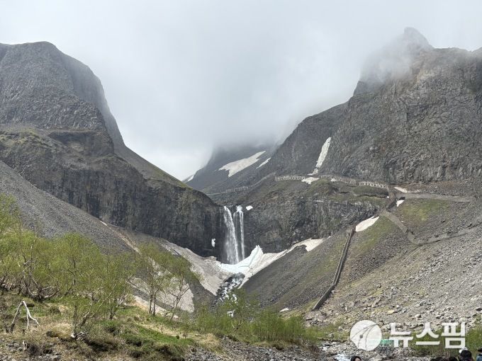 [중국(연길)=뉴스핌] 조민교 기자 = 백두산 장대폭포의 모습. 안개가 자욱해 천지는 볼 수 없었다. 2025.06.19 whalsry94@newspim.com