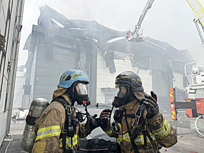 경기도가 화성 전지공장 화재사고 1주기를 맞아, 참사의 전말과 원인, 대응 및 정책 전환의 과정을 담은 종합보고서 《눈물까지 통역해 달라 – 경기도 전지공장 화재사고, 그 기록과 과제》를 오는 24일 발간한다. [사진=경기도]