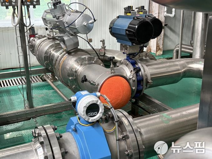 [중국(연길)=뉴스핌] 조민교 기자 = CRP를 이용해 배관을 청소하고 있다. 2025.06.19 whalsry94@newspim.com