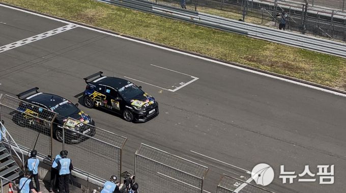[뉘르부르크링(독일)=뉴스핌] 조수빈 기자 = 22일 현지시간 4시3분경 결승선을 통과한 GR 야리스 109번, 382번 차량. 382번은 예비 차량이다. [사진=조수빈 기자] 2025.06.22 beans@newspim.com