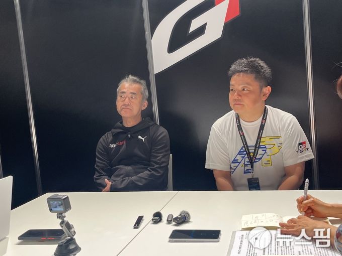 [뉘르부르크링(독일)=뉴스핌] 조수빈 기자 = 20일(현지시간) 토요타 부스에서 타카하시 토모야 가주 레이싱(GR) 대표이사 사장(우)과 히라타 야스오 수석 메카닉을 만나 인터뷰를 진행했다. [사진=조수빈 기자] 2025.06.22 beans@newspim.com