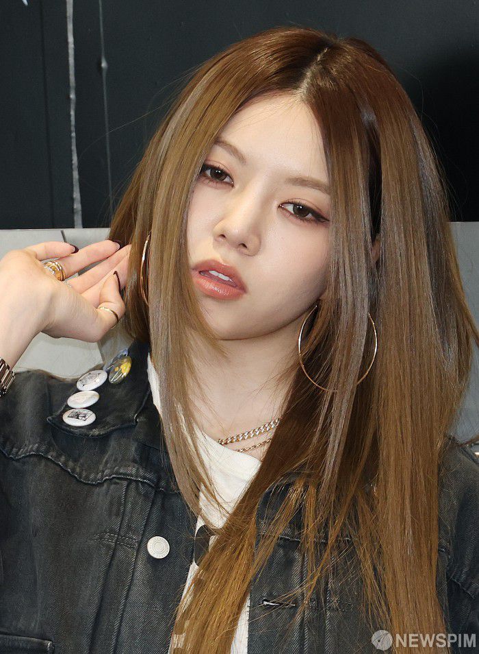 [서울=뉴스핌] 정일구 기자 = 신인 혼성 그룹 올데이 프로젝트(ALLDAY PROJECT) 영서가 23일 오후 서울 강남구 일상비일상의틈byU+에서 열린 데뷔 기념 팝업 스토어 포토콜 행사에서 포즈를 취하고 있다. 정유경 신세계 회장의 장녀 애니(본명 문서윤)가 멤버로 포함돼 화제를 모은 '올데이 프로젝트는 이날 오후 6시 싱글 '페이머스(FAMOUS)'로 정식 데뷔한다. 2025.06.23 mironj19@newspim.com