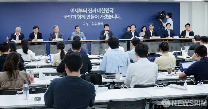 [서울=뉴스핌] 이길동 기자 =이한주 국정기획위원회 위원장이 22일 서울 종로구 정부서울청사 창성동 별관 국정기획위원회에서 열린 기자간담회에 모두발언을 하고 있다.2025.06.22 gdlee@newspim.com