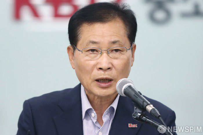 [서울=뉴스핌] 이형석 기자 = 이재광 중기중앙회 노동인력위원장이 23일 오후 서울 여의도 중소기업중앙회에서 열린 2026년 최저임금 중소기업계 기자회견에서 모두발언을 하고 있다. 이날 기자회견에서는 26년 최저임금에 대한 호소문 낭독, 업종별 애로 발표가 이어졌다. 2025.06.23 leehs@newspim.com