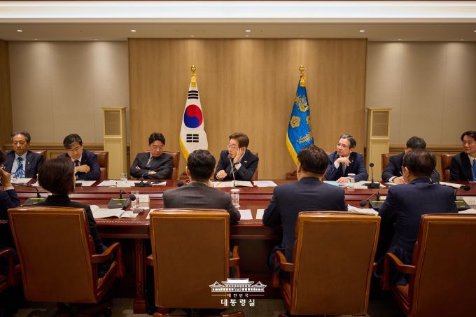 이재명 대통령이 지난 4일 서울 용산구 대통령실에서 열린 1호 행정명령 비상경제점검TF 회의에 참석해 발언하고 있다. [사진=대통령실] 2025.06.04