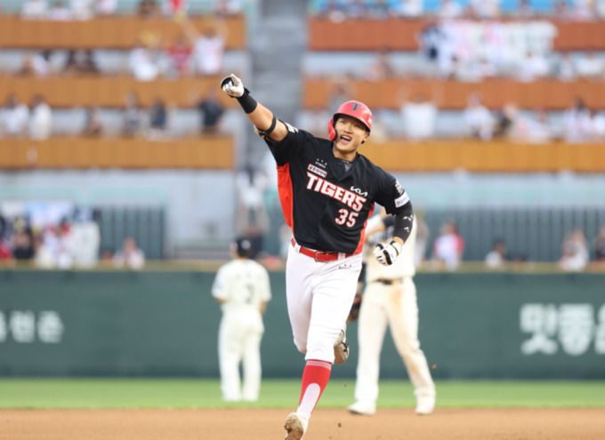 [서울=뉴스핌] 지난 22일 문학 SSG전에서 KIA의 김석환이 8회 2점 홈런을 친 뒤 베이스를 돌고 있다. [사진 = KIA] 2025.06.22 wcn05002@newspim.com