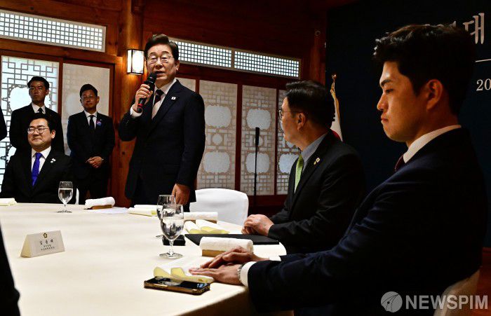 [서울=뉴스핌] 국회사진기자단 = 이재명 대통령이 4일 오후 서울 여의도 국회 사랑재에서 열린 '제21대 대통령 취임 기념 오찬'에 참석해 모두발언을 하고 있다. 2025.06.04 photo@newspim.com