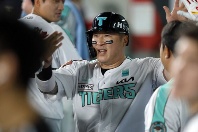 [서울=뉴스핌] 지난 19일 광주 kt전에서 KIA의 최형우가 더그아웃에서 환영받고 있다. [사진 = KIA] 2025.06.19 wcn05002@newspim.com