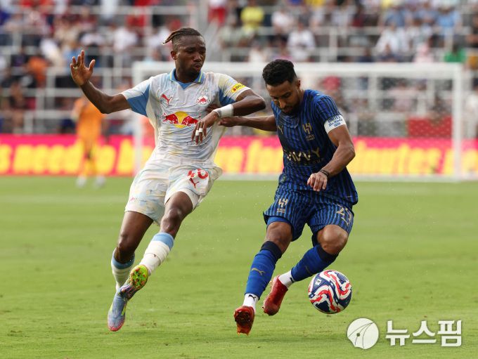 [워싱턴 로이터=뉴스핌] 손지호 기자 = 알힐랄의 살렘 알 다우사리(오른쪽)가 23일(한국시간) 열린 2025 국제축구연맹(FIFA) 클럽월드컵 H조 2차전 잘츠부르크와 경기에서 잘츠부르크의 에드먼드 바이두와 경합하고 있다. 2025.06.23 thswlgh50@newspim.com