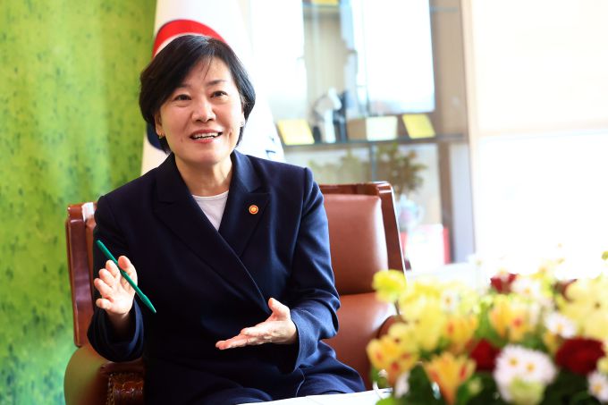 [세종=뉴스핌] 이정아 기자 = 송미령 농림식품부 장관이 지난 5일 정부세종청사 장관 집무실에서 <뉴스핌>과 인터뷰를 진행하고 있다. 2025.02.06 plum@newspim.com