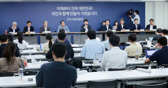 22일 서울 종로구 정부서울청사 창성동 별관 국정기획위원회에서 열린 기자간담회에서 이춘석 경제2분과장이 "집값을 잡는다는 목적으로 신도시 건설을 하지 않았으면 좋겠다"는 발언을 했다. [사진=뉴스핌DB]