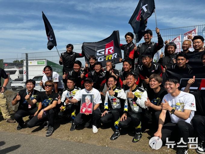 [뉘르부르크링(독일)=뉴스핌] 조수빈 기자 = 22일(현지시간) 뉘르부르크링 24시 내구 레이스 완주 이후 팀원들과 사진 촬영을 하고 있는 토요타 마스터 드라이버 모리조(가운데, 토요다 아키오 토요타자동차 회장). [사진=토요타 가주 루키레이싱 공동 취재단] 2025.06.22 beans@newspim.com
