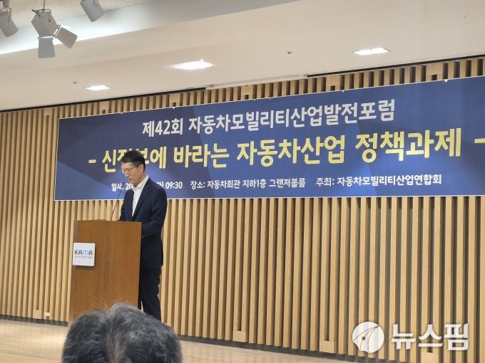 [서울=뉴스핌] 김승현 기자 = 강남훈 자동차모빌리티산업연합회(KAIA) 회장이 서울 서초구 자동차회관에서 '신정부에 바라는 자동차산업 정책과제'를 주제로 개최한 제42회 자동차모빌리티산업포럼에서 개회사를 하고 있다. 2025.06.24 kimsh@newspim.com