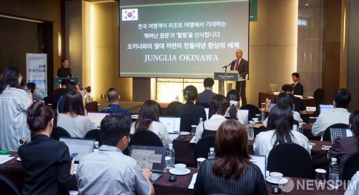 [서울=뉴스핌] 양윤모 기자 = 24일 서울 중구 더 프라자호텔에서 열린 '정글리아 오키나와(JUNGLIA OKINAWA)' 기자간담회에서 사토 다이스케 재팬 엔터테인먼트(Japan Entertainment) 부사장이 정글리아 오키나와 테마파크 운영 개요와 사업 비전, 한국 시장 진출 전략을 발표하고 있다. 오는 7월 25일 정식 개장하는 '정글리아 오키나와'는 오키나와 북부 얀바루 국립공원 일대의 광활한 자연에 자리잡고 있으며, 초대형 규모와 열대 테마파크라는 새로운 컨셉으로 국내외의 큰 관심을 모으고 있다. [사진=재팬 엔터테인먼트] 2025.06.24 yym58@newspim.com