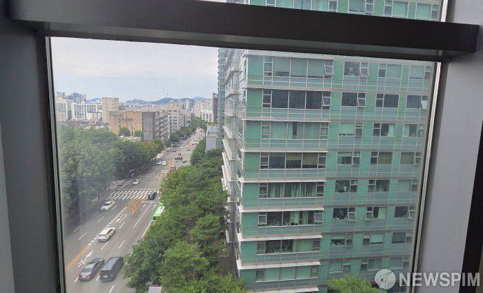 [서울=뉴스핌] 양윤모 기자 = 24일 채상병 특검이 윤 전 대통령의 사저인 서울 서초구 아크로비스타와 인접한  정부법무공단이 사용했던 서초한샘빌딩 1~7층을 임대하고 근무를 위한 청소를 시작 했다. 2025.06.24 yym58@newspim.com