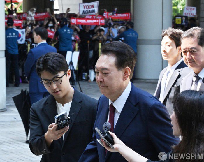 [서울=뉴스핌] 사진공동취재단 = 윤석열 전 대통령이 23일 서울 서초구 서울중앙지방법원에서 열린 내란 우두머리 혐의·직권남용 권리행사 방해 혐의 사건 8차 공판에 출석하고 있다. 2025.06.23 photo@newspim.com