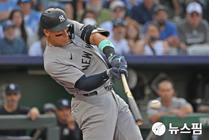[캔자스시티 로이터=뉴스핌] 애런 저지(뉴욕 양키스)가 지난 10일 캔자스시티와의 경기에서 1회 2점 홈런을 때려내고 있다. 2025.06.10 wcn05002@newspim.com