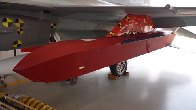 군(軍) 당국이 한국형 장거리 공대지 유도탄 '천룡(사진)' 안전분리 비행시험에 성공했다. 시제용 FA-50에 천룡이 탑재돼 있다. [사진=방위사업청]