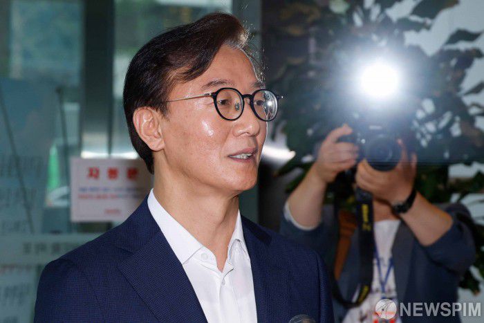 [서울=뉴스핌] 류기찬 인턴기자 = 전재수 해양수산부 장관 후보자가 25일 오후 서울 마포구 포스트타워에 마련된 인사청문 준비 사무실로 출근하기 전 소감을 밝히고 있다. 2025.06.25 ryuchan0925@newspim.com