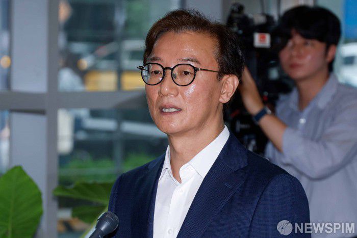 [서울=뉴스핌] 류기찬 인턴기자 = 전재수 해양수산부 장관 후보자가 25일 오후 서울 마포구 포스트타워에 마련된 인사청문 준비 사무실로 출근하기 전 소감을 밝히고 있다. 2025.06.25 ryuchan0925@newspim.com