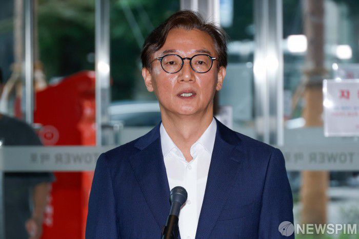 [서울=뉴스핌] 류기찬 인턴기자 = 전재수 해양수산부 장관 후보자가 25일 오후 서울 마포구 포스트타워에 마련된 인사청문 준비 사무실로 출근하기 전 소감을 밝히고 있다. 2025.06.25 ryuchan0925@newspim.com