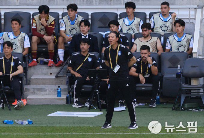 [신시내티 로이터 =뉴스핌] 박상욱 기자 = 김판곤(가운데) 감독이 26일 FIFA 클럽월드컵 F조 조별리그 3차전에서 경기를 지켜보고 있다. 2025.6.26 psoq1337@newspim.com