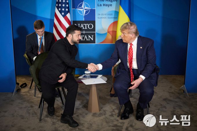 [헤이그=로이터 뉴스핌]김근철 기자=도널드 트럼프 미국 대통령(오른 쪽)과 볼로도미르 젤렌스키 우크라이나 대통령이 25일(현지시간) 북대서양조약기구(나토) 정상회담이 열리는 네덜란드 헤이그에서 정상회담을 하면서 악수하고 있다. 2025.06.26 kckim100@newspim.com