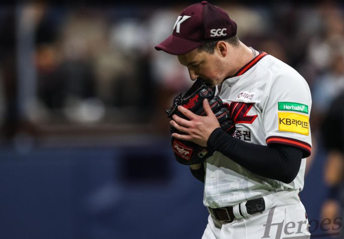 [고척=뉴스핌] 키움의 선발 투수 케니 로젠버그가 6일 고척 LG전에서 5이닝 1실점을 한 뒤 마운드를 내려갔다. [사진 = 키움]  = 2025.06.06 wcn05002@newspim.com