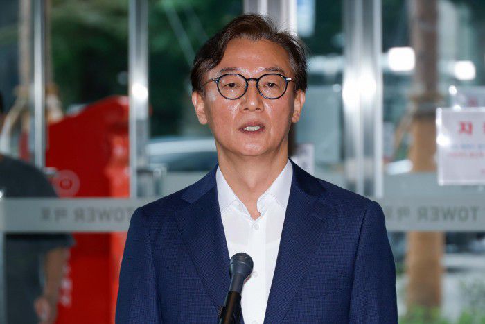 [서울=뉴스핌] 류기찬 인턴기자 = 전재수 해양수산부 장관 후보자가 25일 오후 서울 마포구 포스트타워에 마련된 인사청문 준비 사무실로 출근하기 전 기자들에게 해수부 권한 강화를 위해 국토부로부터 항만 인프라개발 권한 이관을 요구했다.