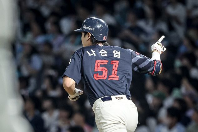 [서울=뉴스핌] 장환수 스포츠전문기자= 롯데 나승엽이 26일 NC와 창원경기에서 5회 대타 역전 결승 3점 홈런을 터뜨린 뒤 다이아몬드를 돌고 있다. [사진=롯데] 2025.06.26 zangpabo@newspim.com