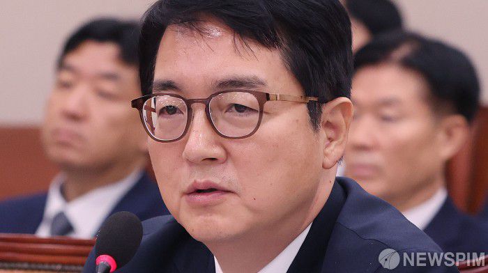 고위공직자범죄수사처(공수처)는 서울중앙지법 형사합의25부 지 부장판사와 심 총장을 직권남용·직무유기 혐의로 시민단체 사법정의바로세우기시민행동(사세행)이 고발한 사건을 내란 특검팀에 이첩하기로 했다. 사진은 심우정 검찰총장이 21일 오전 서울 여의도 국회에서 열린 법제사법위원회의 대검찰청 국정검사에서 의원질의에 답하고 있는 모습. 2025.6.26 leehs@newspim.com