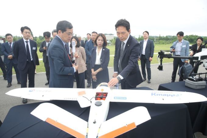 국정기획위원회 경제2분과 이정헌 국토·SOC·지역 소위원장이 드론을 살펴보고 있다. [사진=국토부]