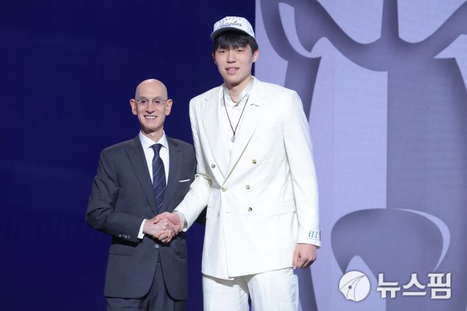 [브루클린 로이터=뉴스핌] 양한썬(오른쪽)이 2025 미국프로농구(NBA) 드래프트에서 전체 16순위로 포틀랜드에 지명됐다.  2025.06.26 wcn05002@newspim.com